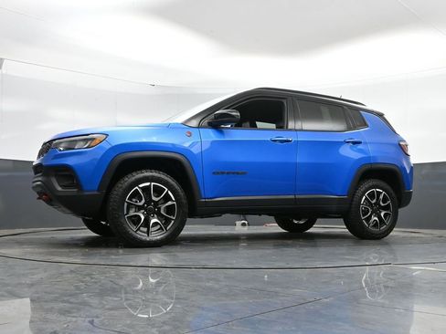 Used 2025 Jeep Compass Trailhawk AWD/4WD image 44