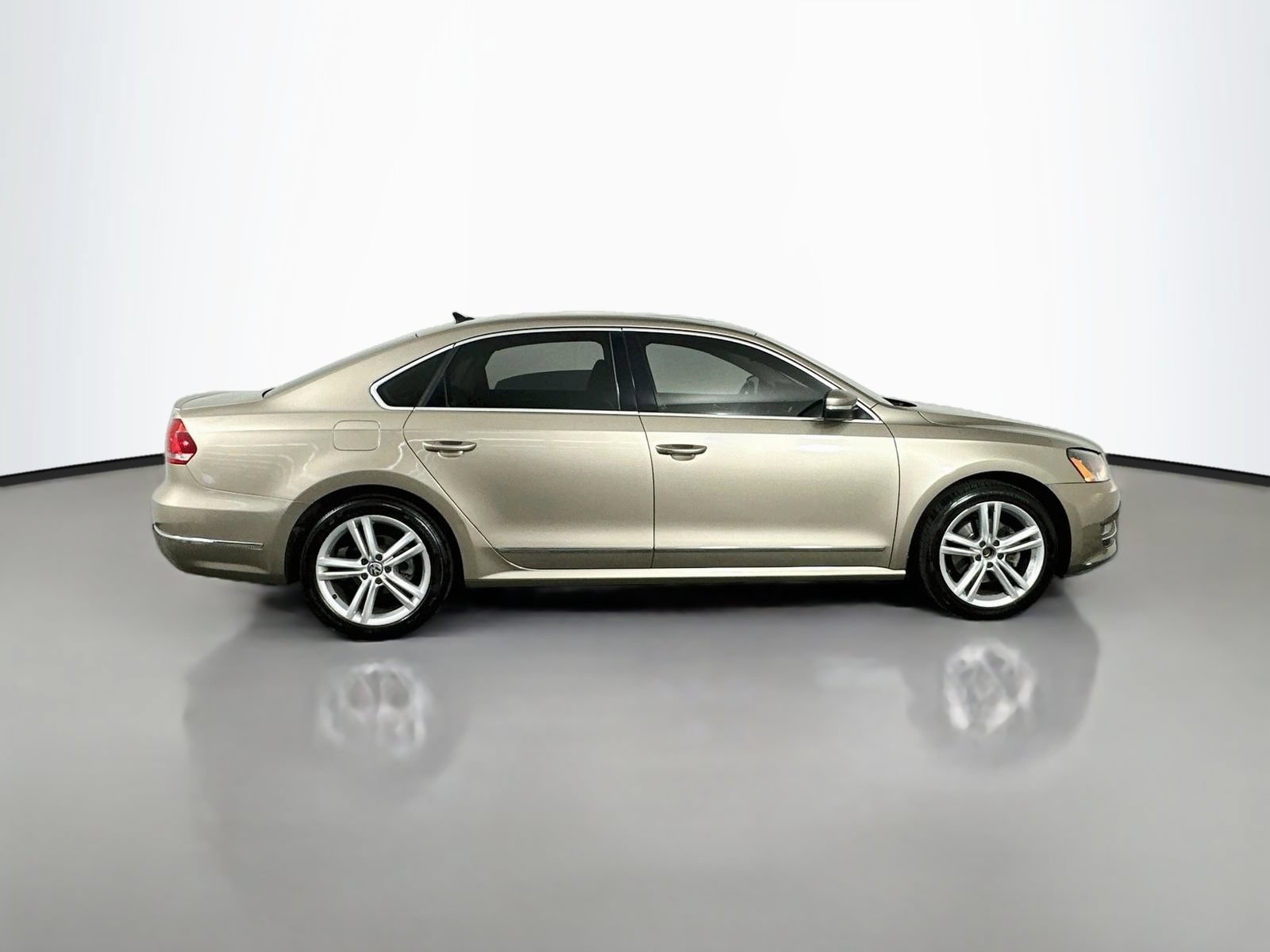 Used 2015 Volkswagen Passat TDI SEL Premium FWD image 8