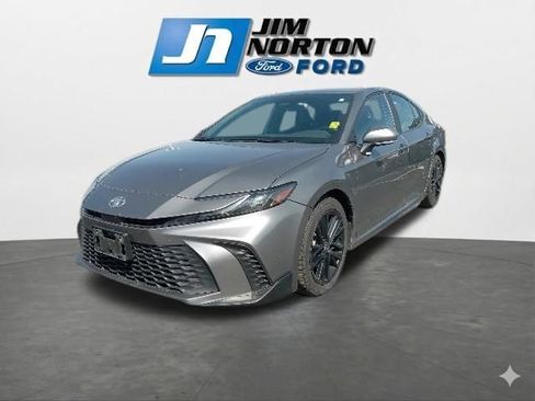 Used 2025 Toyota Camry SE FWD image 4