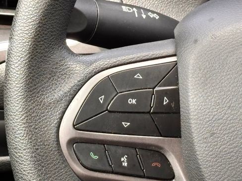 Used 2021 Jeep Cherokee Latitude w/ Mopar Interior Package AWD/4WD image 12