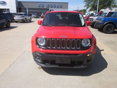 Used 2016 Jeep Renegade Latitude FWD image 2