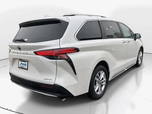 Used 2025 Toyota Sienna Limited image 5