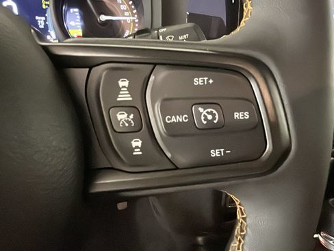 Used 2024 Jeep Wrangler Unlimited w/ Convenience Group AWD/4WD image 19