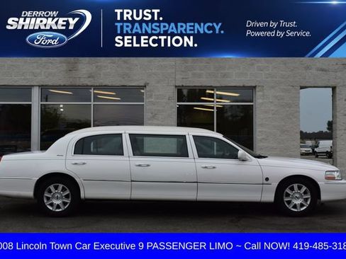 Used 2008 Lincoln Town Car Executive RWD image 3