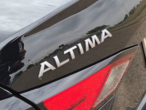 Used 2025 Nissan Altima 2.5 SV FWD image 13