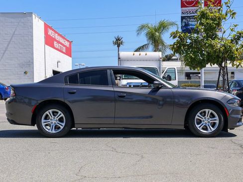 Used 2019 Dodge Charger SXT RWD image 3