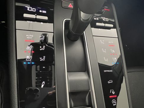 Certified 2026 Porsche Macan AWD/4WD image 23