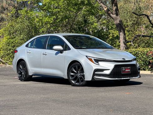 Used 2023 Toyota Corolla SE w/ Carpet Mat Package (TMS) FWD image 2