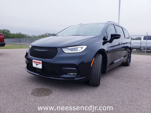New 2026 Chrysler Pacifica Limited image 3
