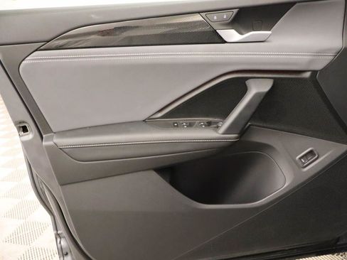Used 2025 Volkswagen Tiguan SE w/ Panoramic Sunroof Package AWD/4WD image 19