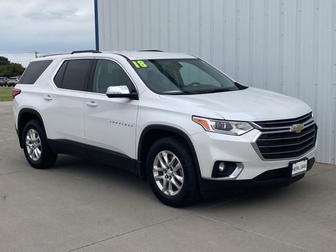Used 2018 Chevrolet Traverse LT FWD image 3