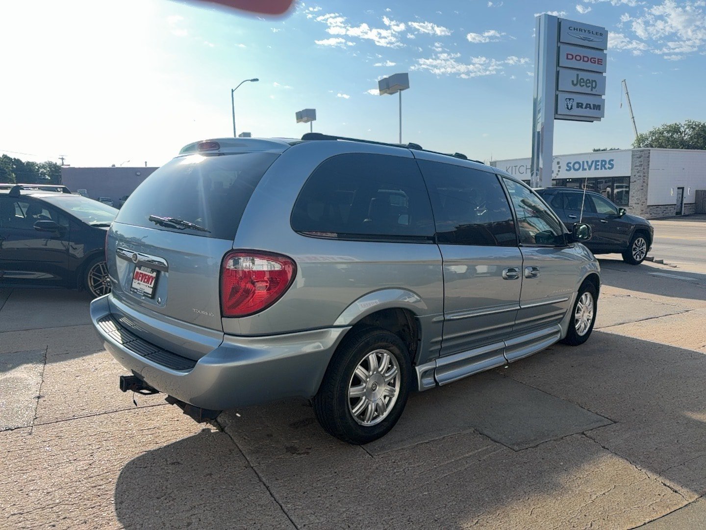 Used 2004 Chrysler Town & Country Touring w/ Leather Interior Group FWD image 6