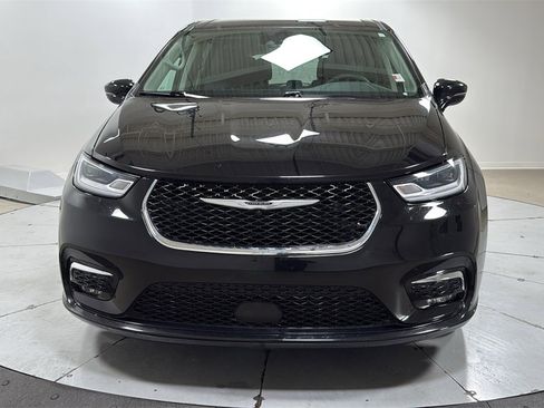 Used 2024 Chrysler Pacifica Touring-L image 2