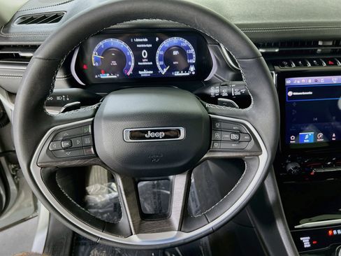 Used 2023 Jeep Grand Cherokee Limited AWD/4WD image 11