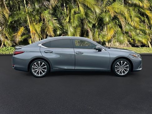 Used 2019 Lexus ES 300h w/ Premium Package image 4