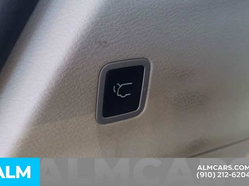 Used 2022 Chrysler Voyager LX image 10