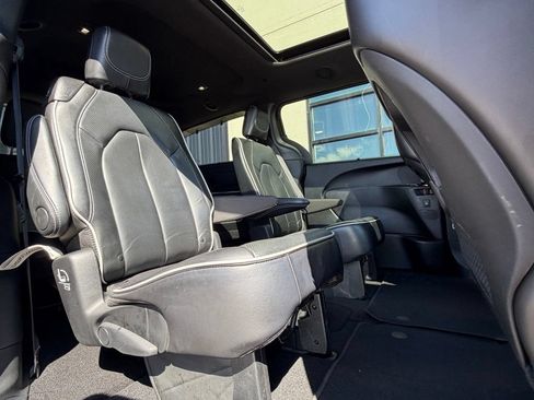 Used 2025 Chrysler Pacifica Limited FWD image 14