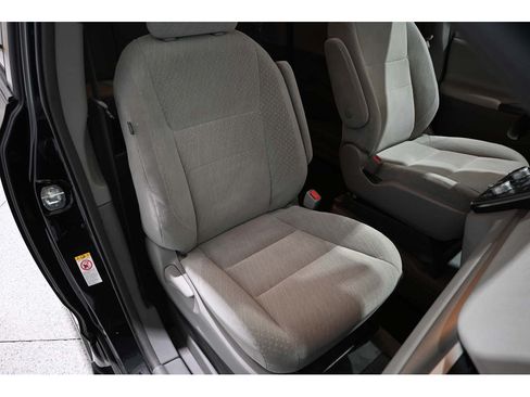 Used 2018 Toyota Sienna LE FWD image 16