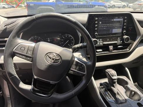 Used 2021 Toyota Highlander XLE FWD image 17
