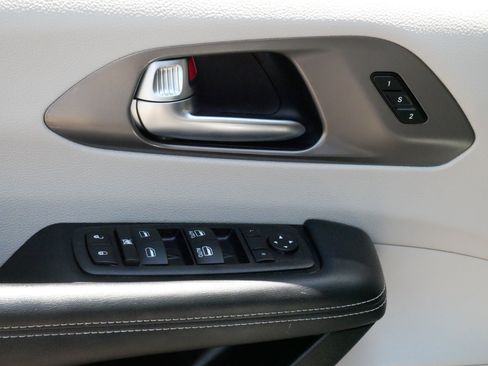 Used 2023 Chrysler Pacifica Touring-L AWD/4WD image 19