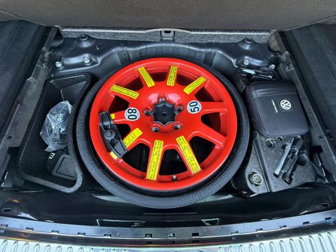 Used 2012 Volkswagen Touareg Sport image 11