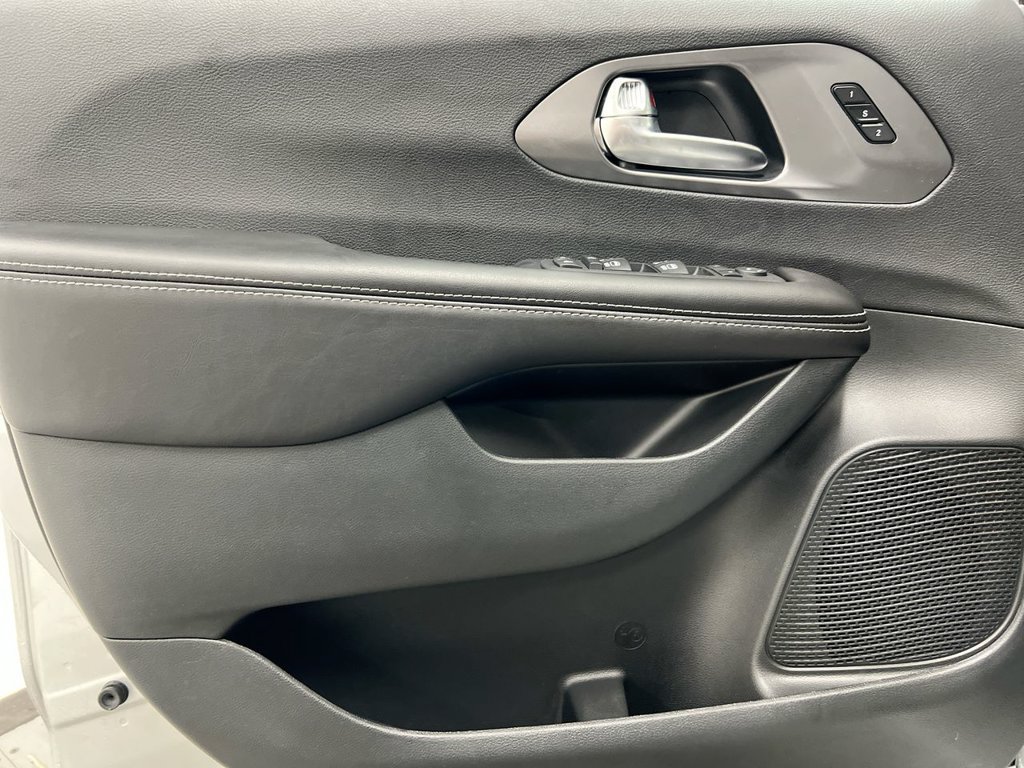 New 2026 Chrysler Pacifica Select AWD/4WD image 20