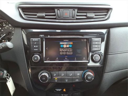 Used 2019 Nissan Rogue S image 19
