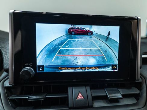 Used 2025 Toyota RAV4 XLE AWD/4WD image 30