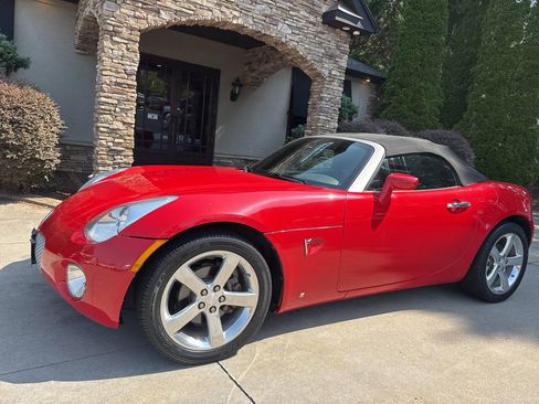 Used 2008 Pontiac Solstice Convertible w/ Preferred Package RWD image 2