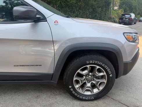 Used 2020 Jeep Cherokee Trailhawk AWD/4WD image 3