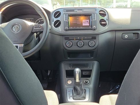 Used 2017 Volkswagen Tiguan Limited w/ Premium Package image 16