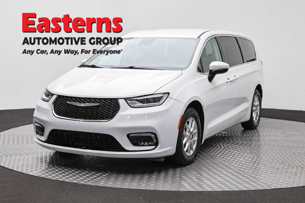 Used 2023 Chrysler Pacifica Touring-L FWD image 1