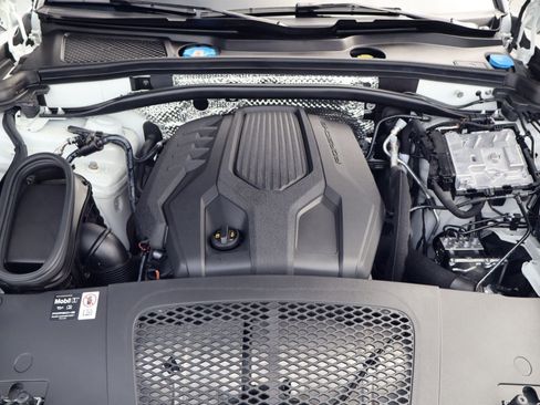 Certified 2025 Porsche Macan image 26