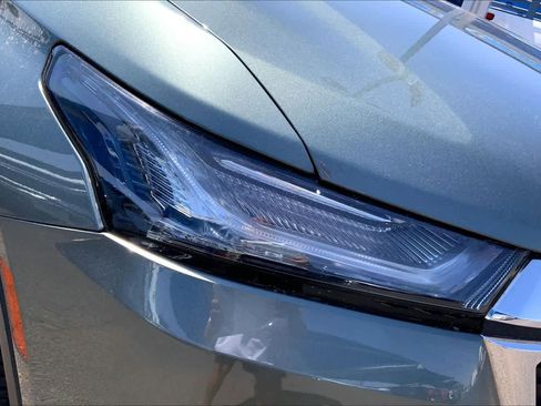 Used 2023 Chevrolet Traverse LT FWD image 28