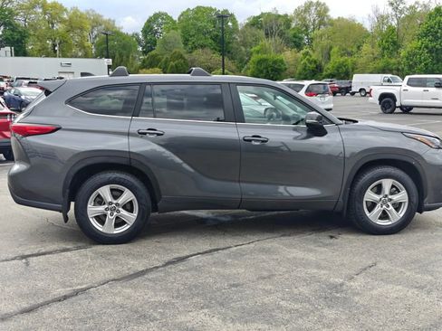 Used 2023 Toyota Highlander L AWD/4WD image 3