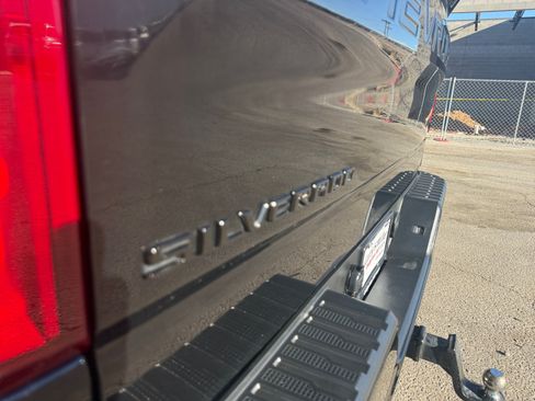 Used 2021 Chevrolet Silverado 1500 LT Trail Boss w/ LPO, Dark Essentials Package AWD/4WD image 31