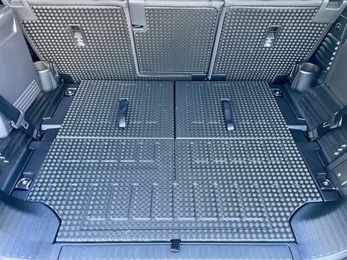 Used 2024 Land Rover Defender 110 X-Dynamic SE image 36