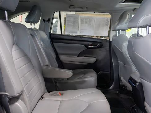 Used 2021 Toyota Highlander XLE AWD/4WD image 13