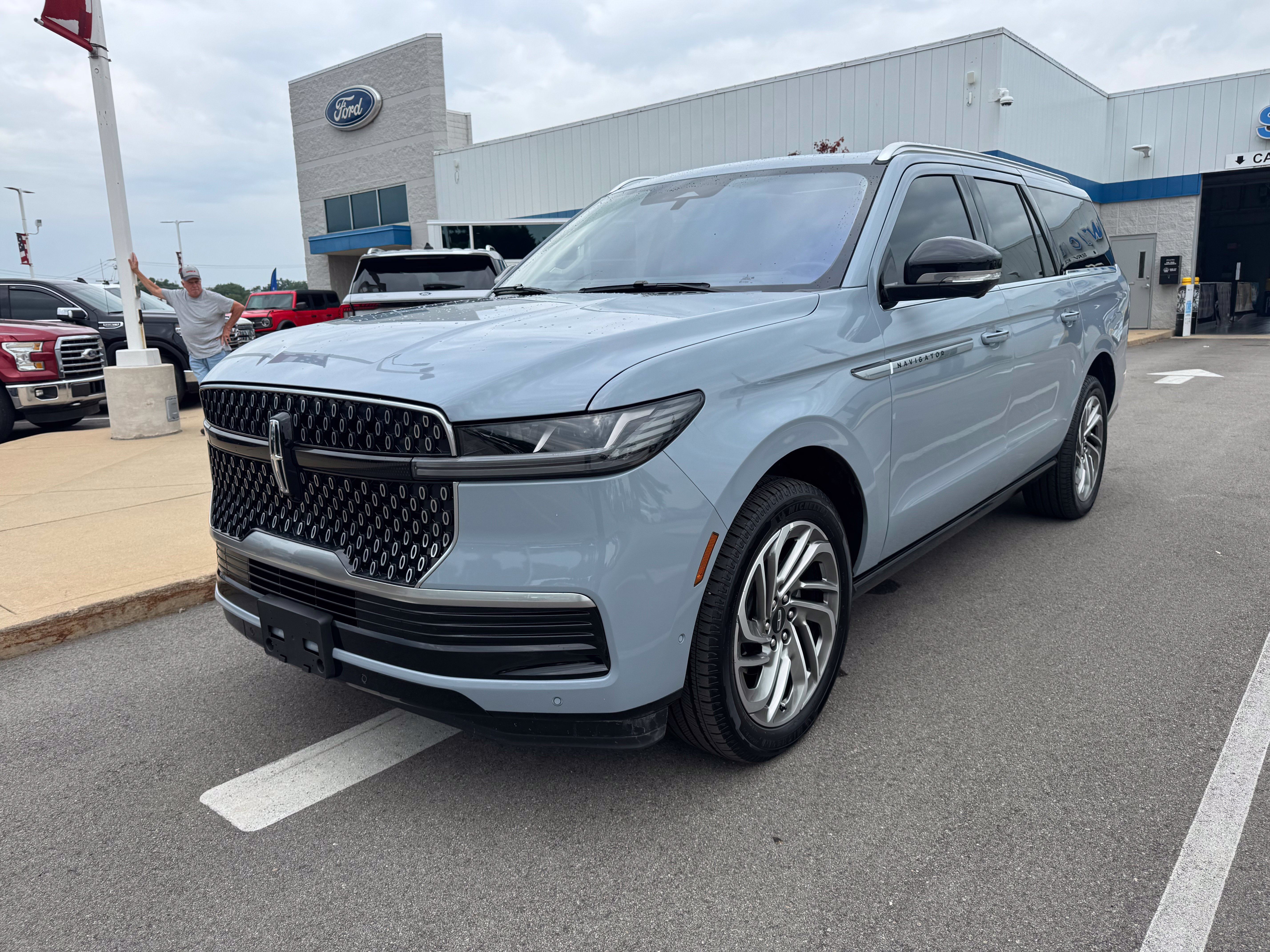 Used 2025 Lincoln Navigator L Reserve AWD/4WD image 3