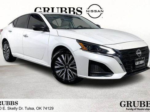 Used 2024 Nissan Altima 2.5 SV image 1