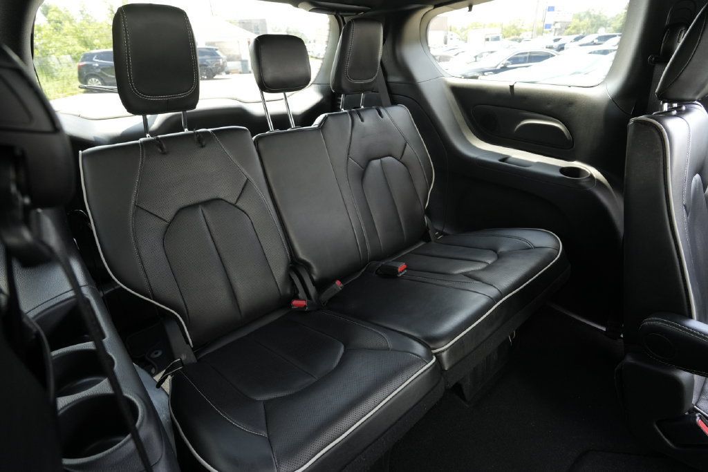 Used 2025 Chrysler Pacifica Limited FWD image 30