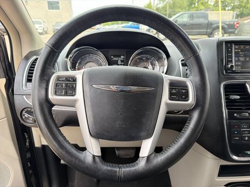 Used 2016 Chrysler Town & Country Touring-L w/ Driver Convenience Group FWD image 24