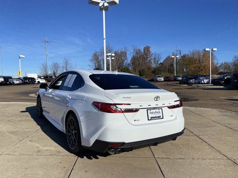 Used 2025 Toyota Camry SE image 8