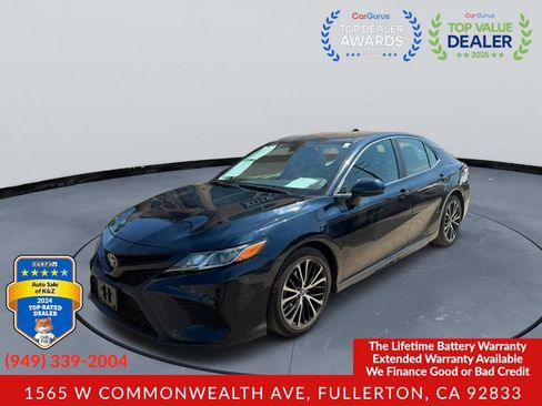 Used 2020 Toyota Camry SE FWD image 1