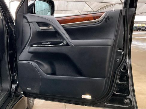 Used 2020 Lexus LX 570 4WD w/ 3rd Row & Luxury Pkg image 21