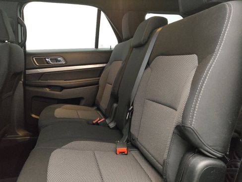 Used 2018 Ford Explorer XLT image 18