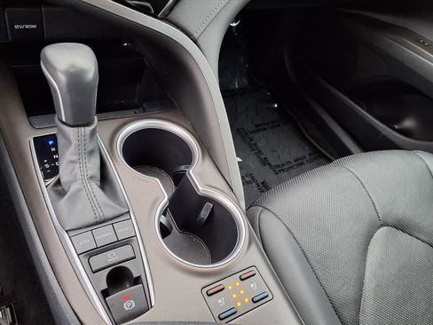 Used 2022 Toyota Camry XLE image 19