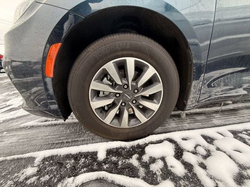 Used 2023 Chrysler Pacifica Touring-L image 10