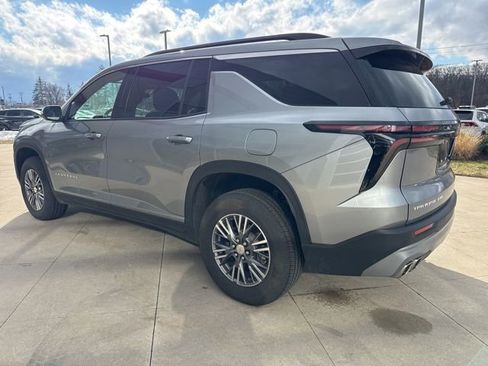 Used 2025 Chevrolet Traverse LT image 5