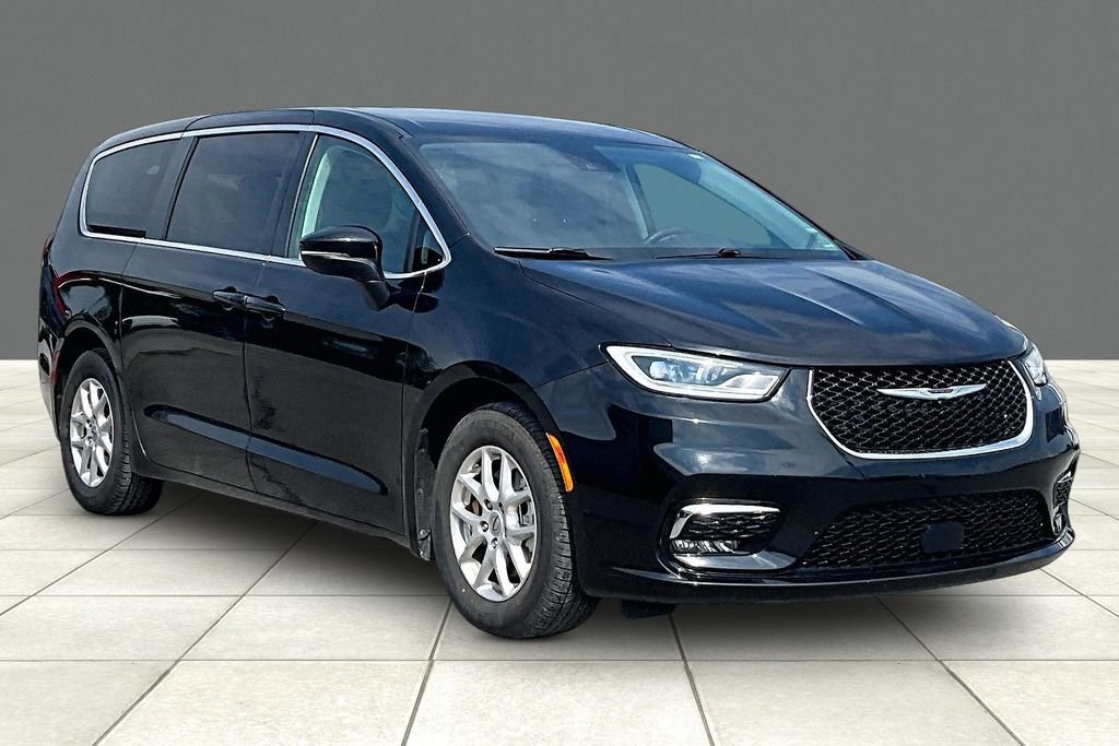 Used 2023 Chrysler Pacifica Touring-L FWD image 11